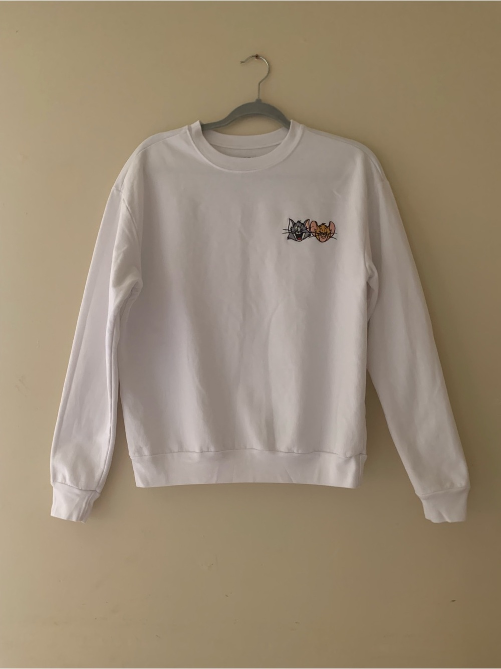 White Crewneck Sweatshirt with Small Embroidered Graphic Size M